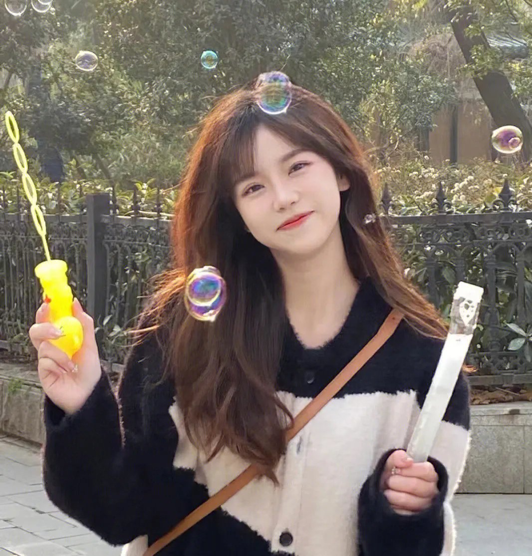 照片里的伴娘